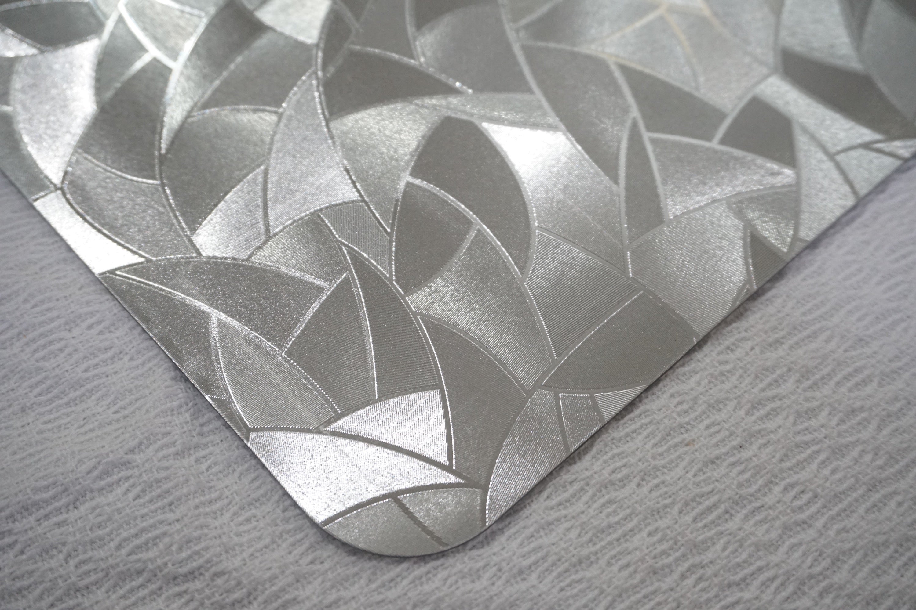 Dainty Home Metallic Leaf Vinyl Leaf Slash Look Textured Reversible 12" x 18" Rectangular Placemats