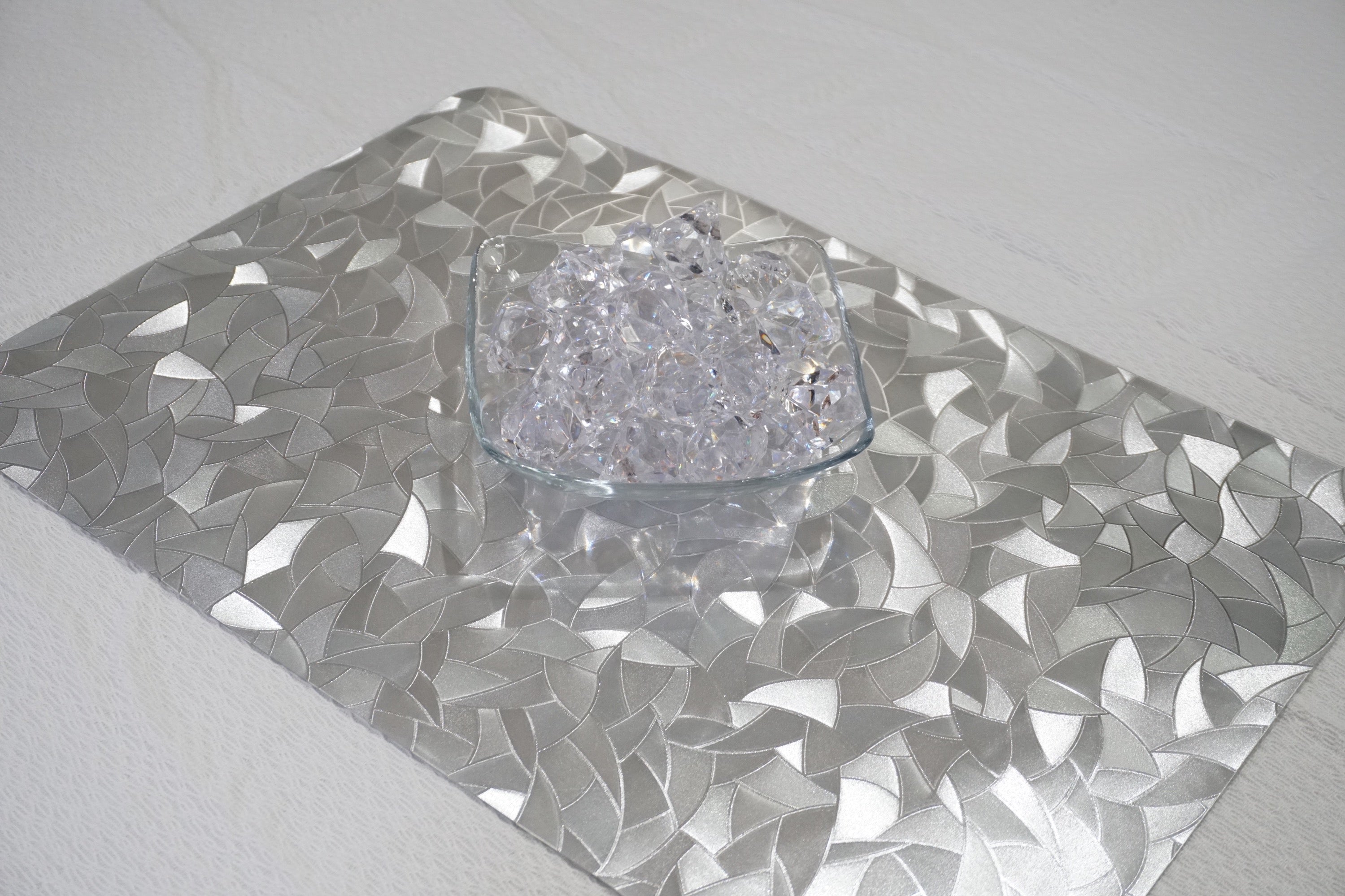 Dainty Home Metallic Leaf Vinyl Leaf Slash Look Textured Reversible 12" x 18" Rectangular Placemats